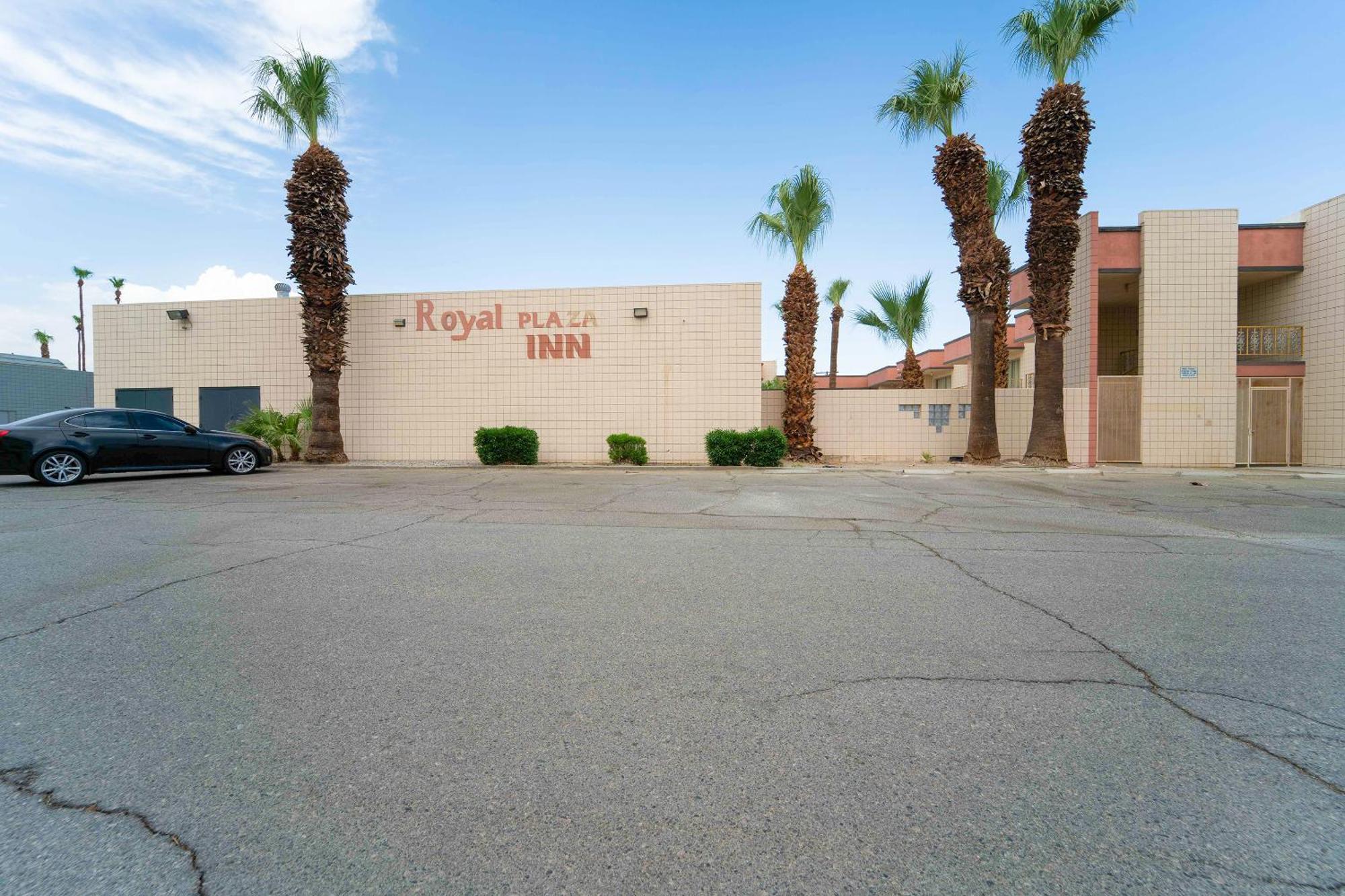 Royal Plaza Inn Indio Exteriör bild